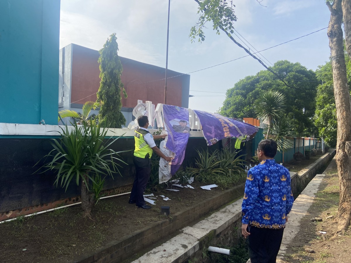 Kerusakan di SMKN 1 Jenangan Ponorogo akibat kericuhan antar suporter futsal (Foto: Mita Kusuma/jatimnow.com)