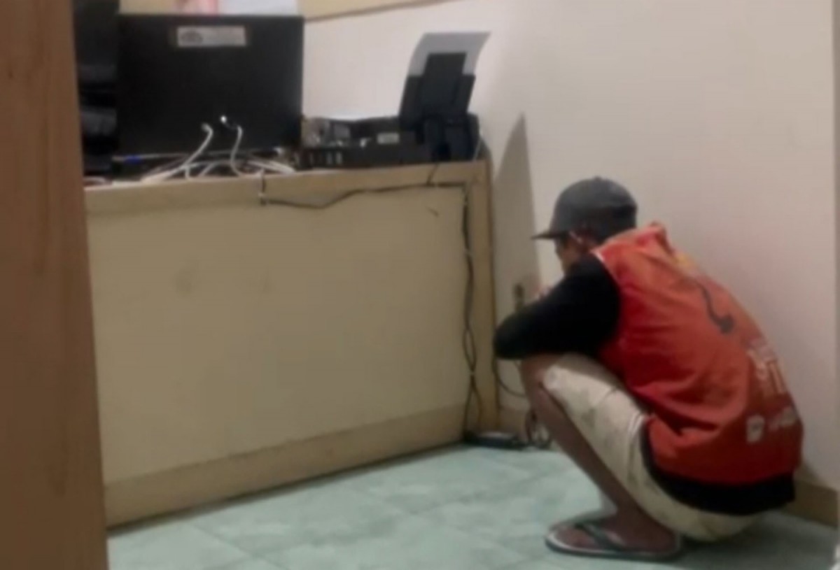 Oknum jukir di Surabaya yang diduga melakukan tindakan premanisme saat diamankan di Mapolsek Tegalsari