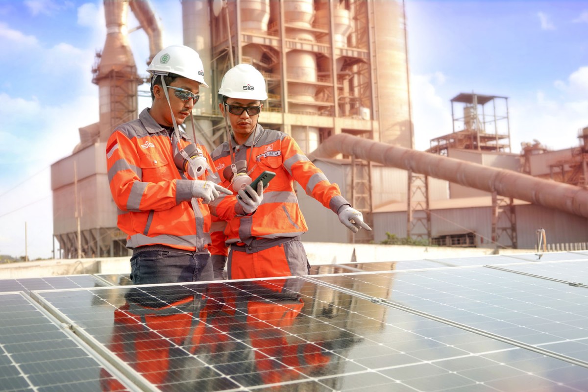 Pemanfaatan solar panel untuk operasional di Pabrik Rembang