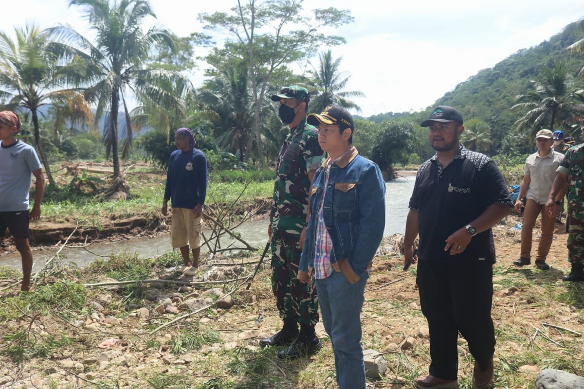 Mocahamd Nur Arifin meninjau penanganan pascabanjir di Desa Tawing, Kecamatan Munjungan.