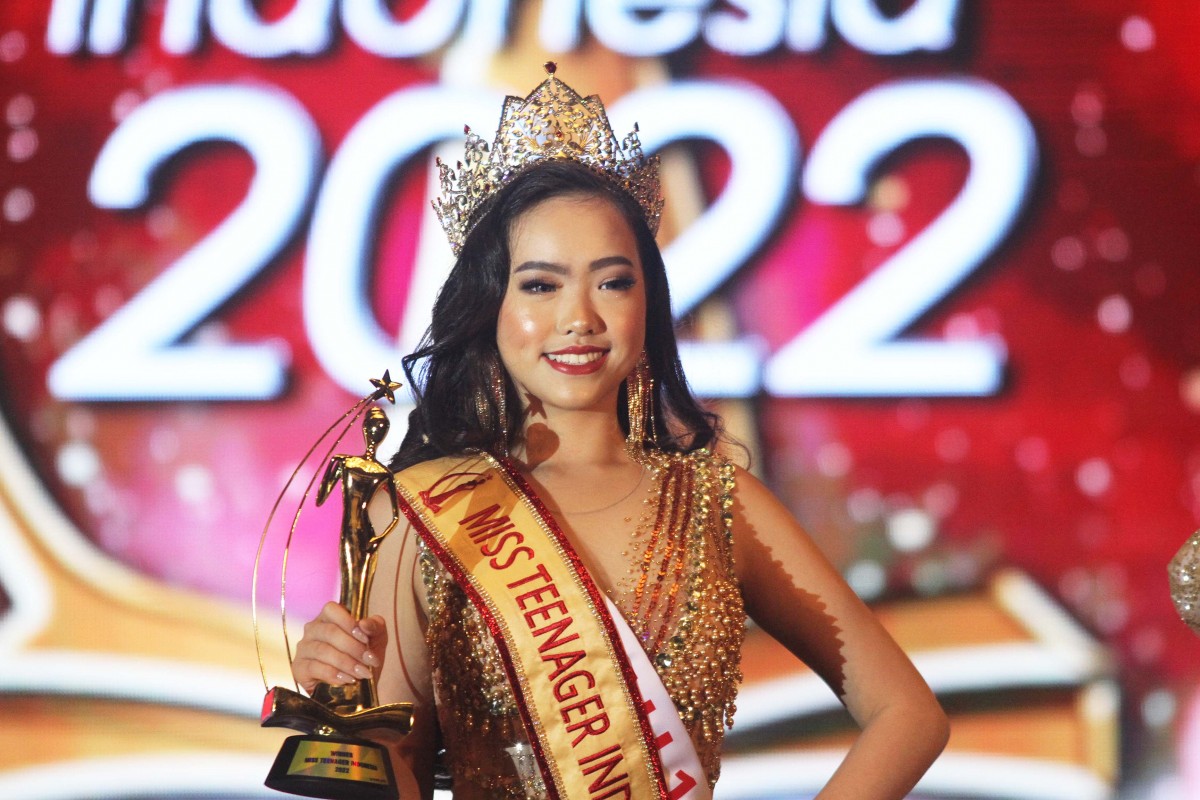 Mirachelle Julasavee Surja saat dinobatkan sebagai Miss Teenager Indonesia 2022. (Foto: Sahlul Fahmi/jatimnow.com)
