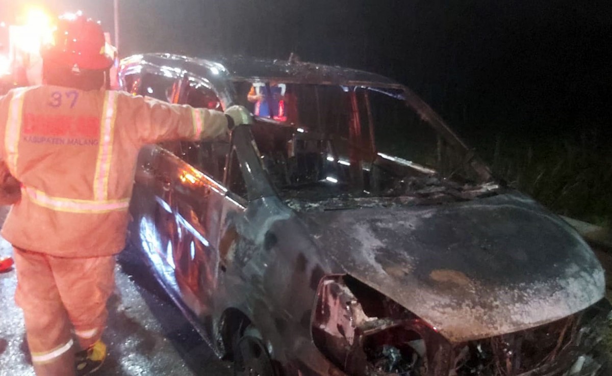 Mobil Serena yang terbakar di Tol Singosari, Malang