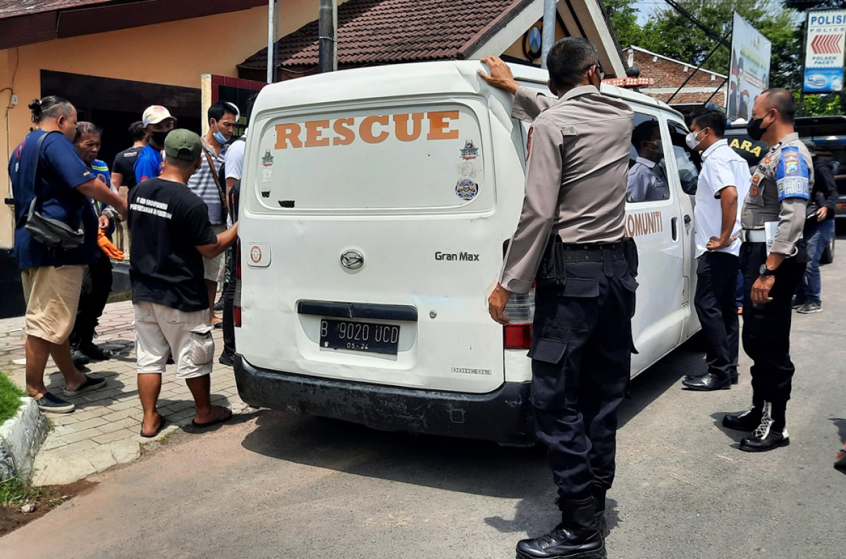 Anggota Polsek Pacet setelah mengevakuasi dan olah TKP temuan mayat di jalur Sendi-Cangar, Selasa (22/11/20220. (foto: Achmad Supriyadi/jatimnow.com)