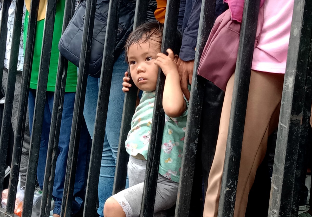 Penonton anak-anak tak mau ketinggalan menyaksikan arak-arakan dengan serius.