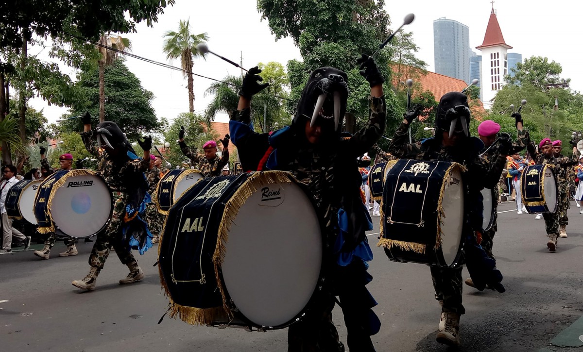 Akademi Angkatan Laut turut menampilkan atraksi dalam Parade Surabaya Juang.