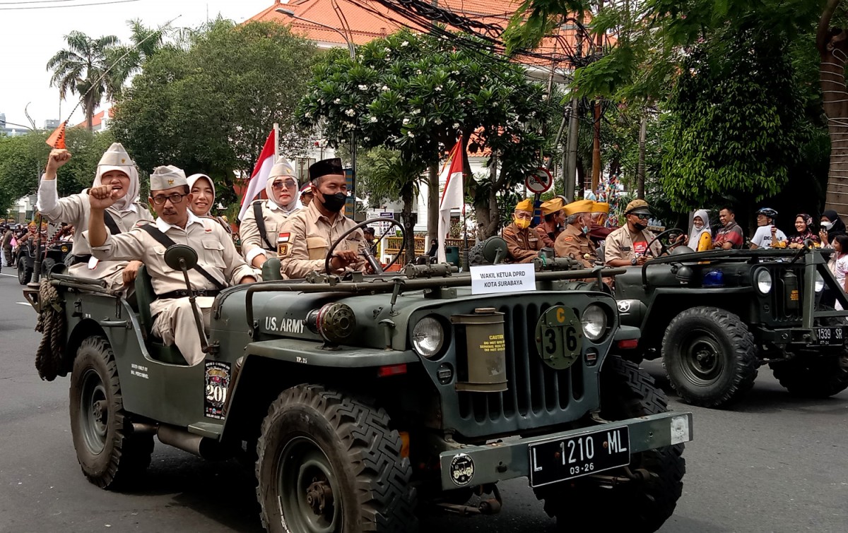 Sejumlah anggota DPRD Surabaya larut dalam Parade Surabaya Juang dengan mengendarai mobil terbuka.
