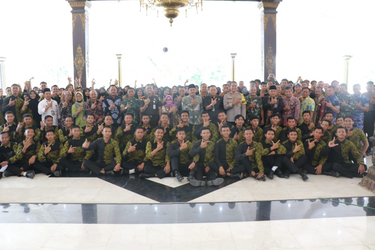 Bupati dan Wabup Jombang bersama putra-putri anggota paskibraka Kabupaten Jombang.