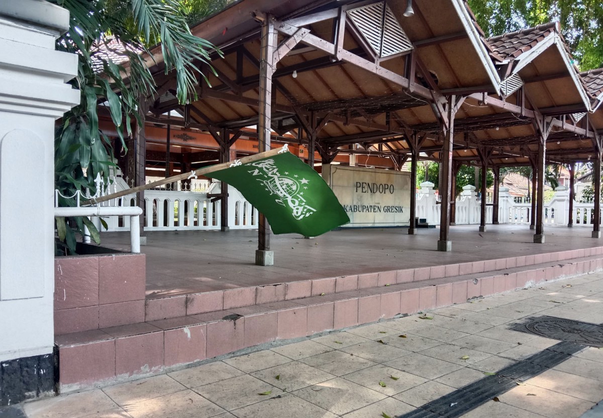 Bendera NU terpasang di depan Pendopo Kabupaten Gresik (Foto: Rama Indra/jatimnow.com)