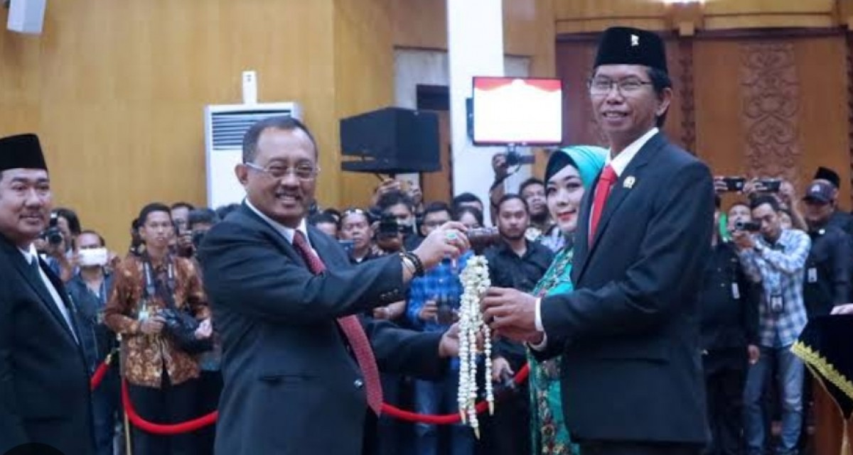 Wawali Surabaya Armuji Didemo, Ketua DPRD Bela Senior