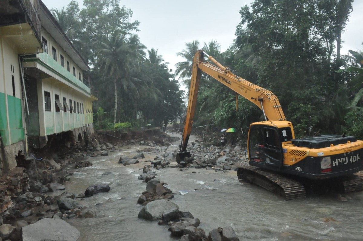 Alat berat bantuan dari Pemkot Surabaya dikerahkan untuk melakukan normalisasi arus sungai dampak banjir