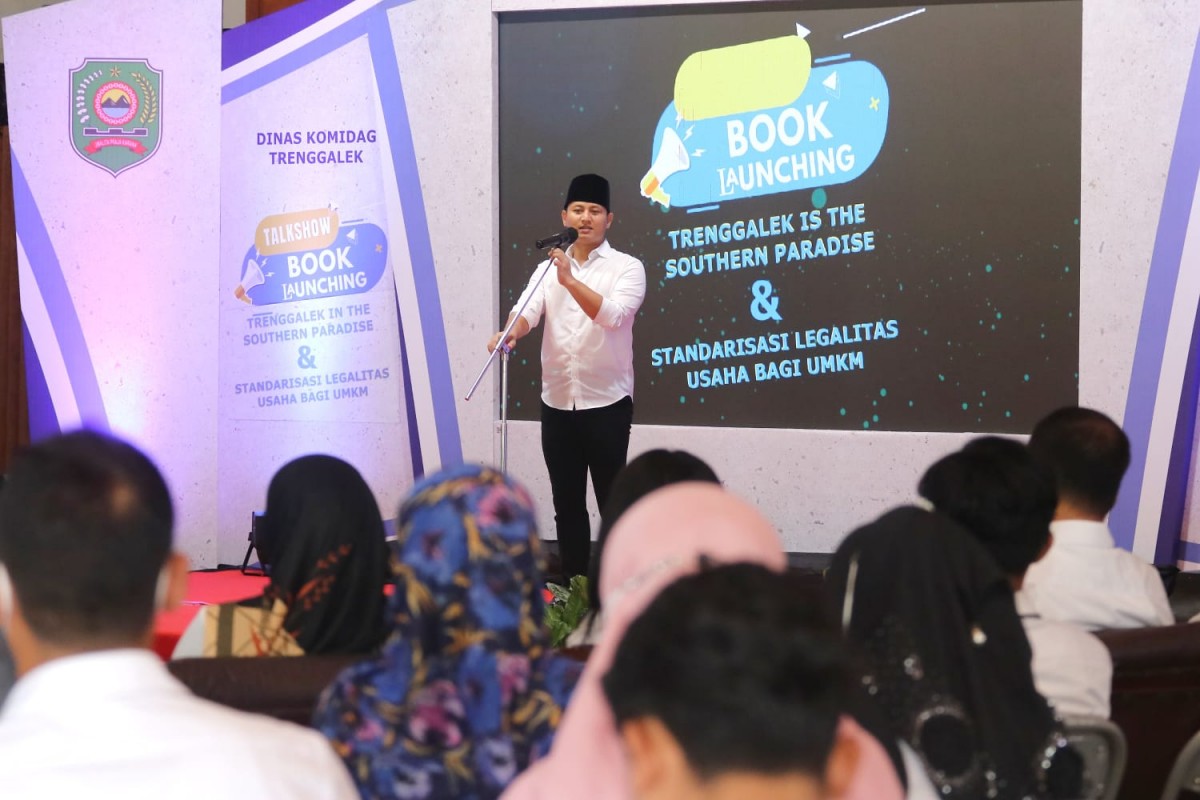 Bupati Trenggalek Mochamad Nur Arifin (Mas Ipin) saat menghadiri peluncuran buku karya istrinya