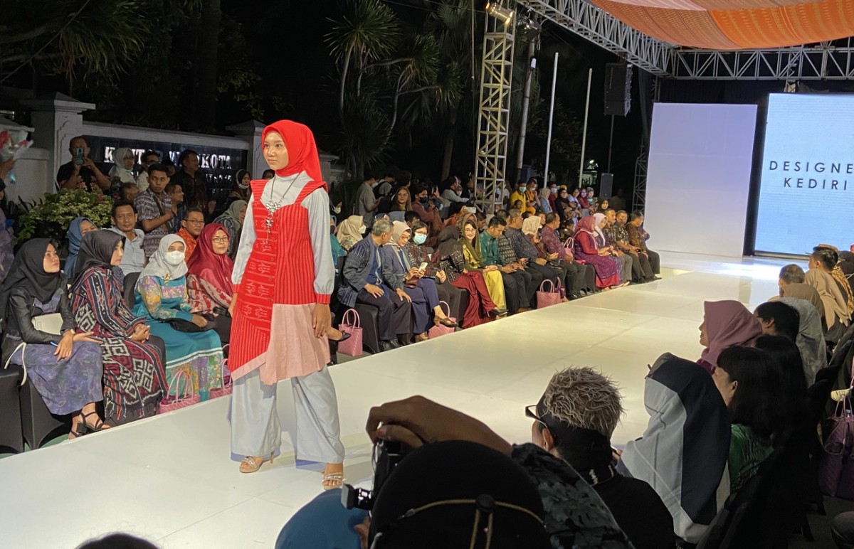 Salah satu model tuna rungu ikut meramaikan DSF 2022. 