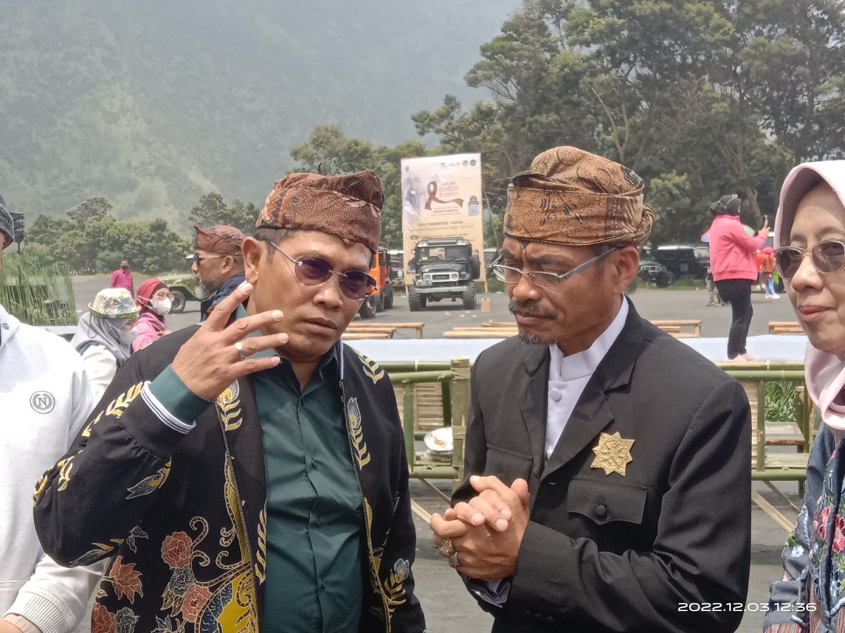 Kadisbudpar Provinsi Jawa Timur Hudiyono bersama tokoh Adat Tengger Bromo
