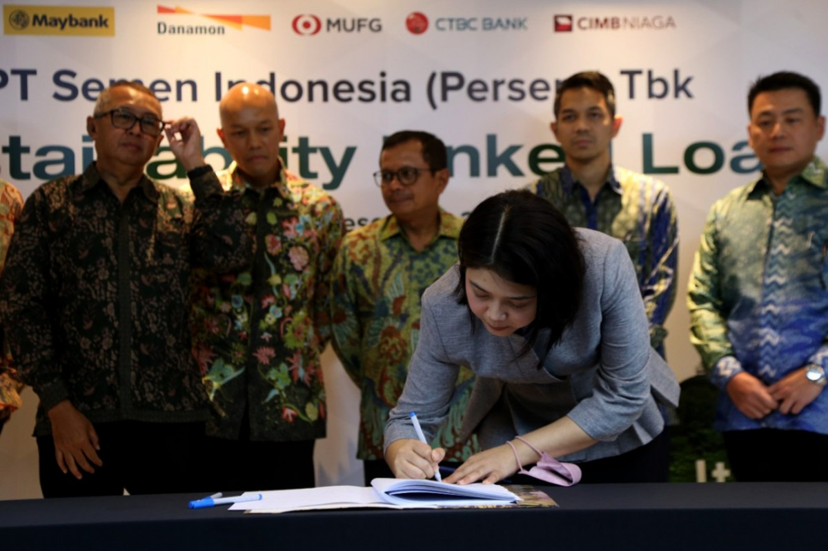 Head of Corporate Banking CIMB Niaga, Miranty Supardi menandatangani Perjanjian Kredit Sindikasi Sustainability Linked Loan