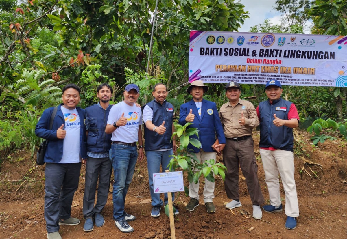 Ika Unair Ponorogo saat menggelar bakti lingkungan
