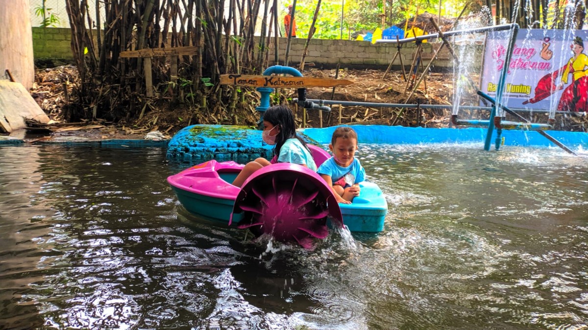Anak-anak bermain perahu di Wisata Ragil Kuning. (Foto : Humas Ragil Kuning for jatimnow.com)