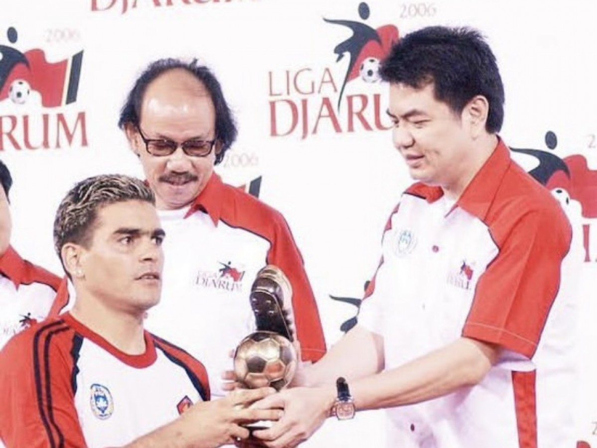 Cristian Gonzales menerima gelar top skor bersama Persik Kediri di 2006. (Foto : Instagram Cristian Gonzales)