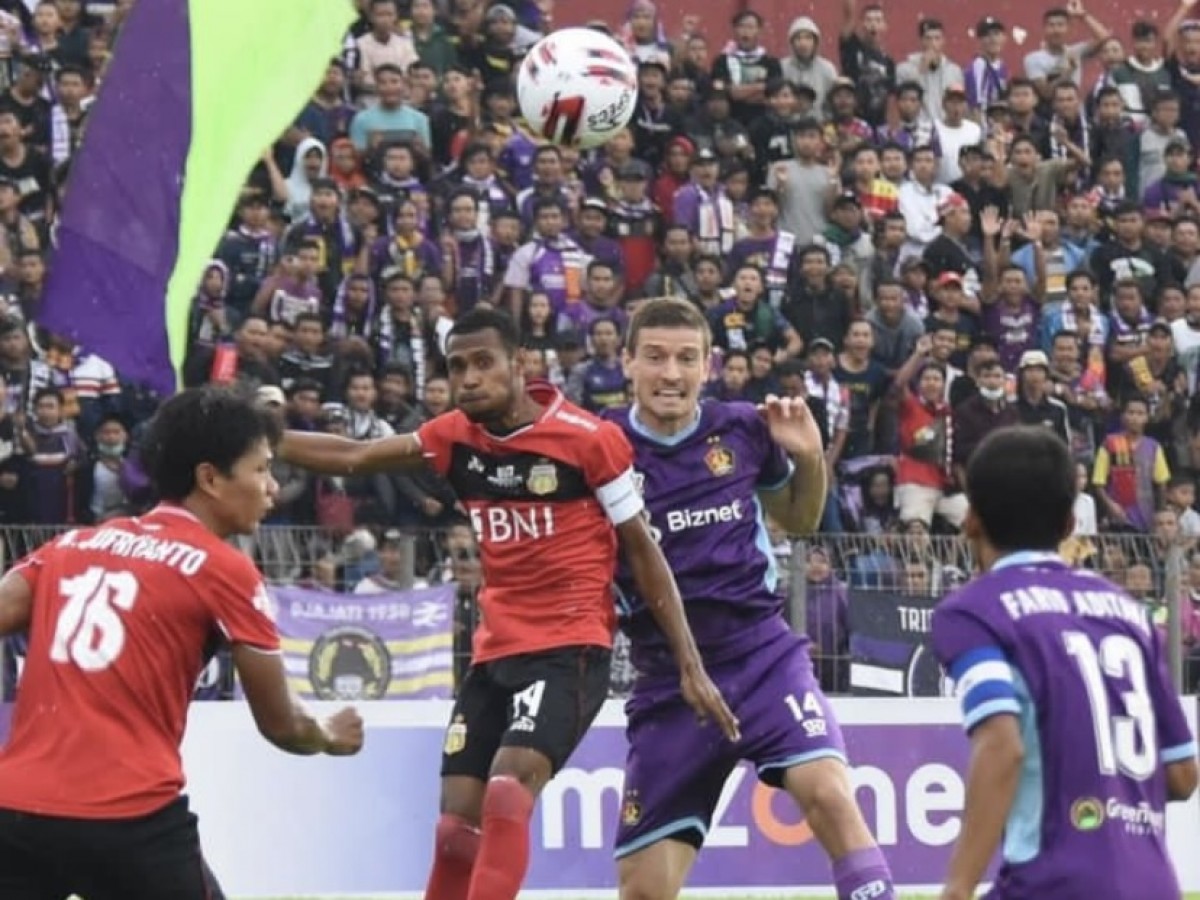 Nikola Ascerik beradu dengan pemain Bhayangkara FC. (Foto : Rudy Triwibowo for jatimnow.com)