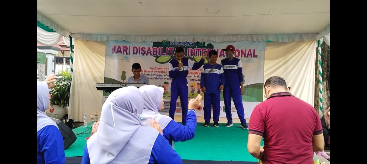 Siha keyboardis tunanetra dan Azmi penyandang autis saat memainkan lagu Bintang di Surga. (foto: Misbahul Munir/jatimnow.com)