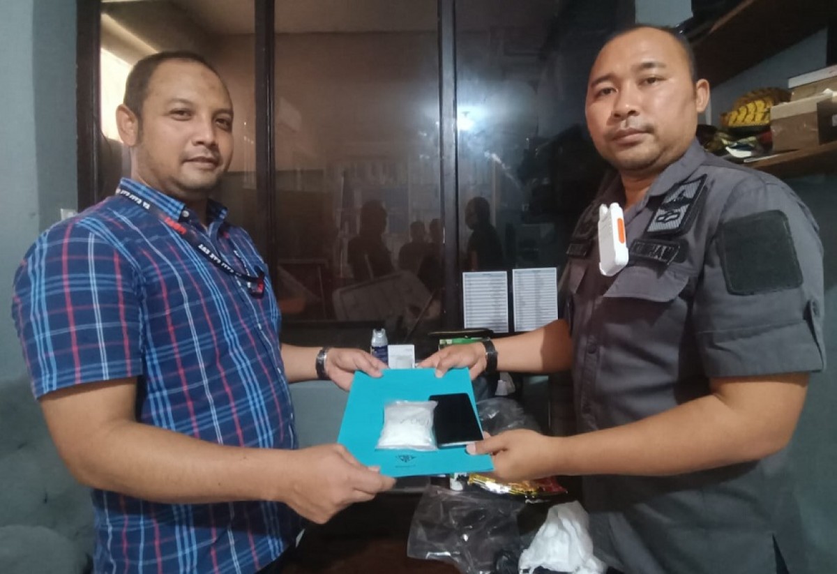 Penyerahan barang bukti bungkusan diduga berisi sabu ke polisi. (Lapas Mojokerto for jatimnow.com)