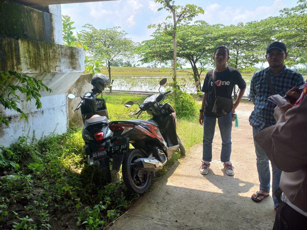 Beberapa warga dan petugas gabungan menemukan sepeda motor Honda Vario yang diduga milik remaja tersambar KA Dhoho di Jombang.
