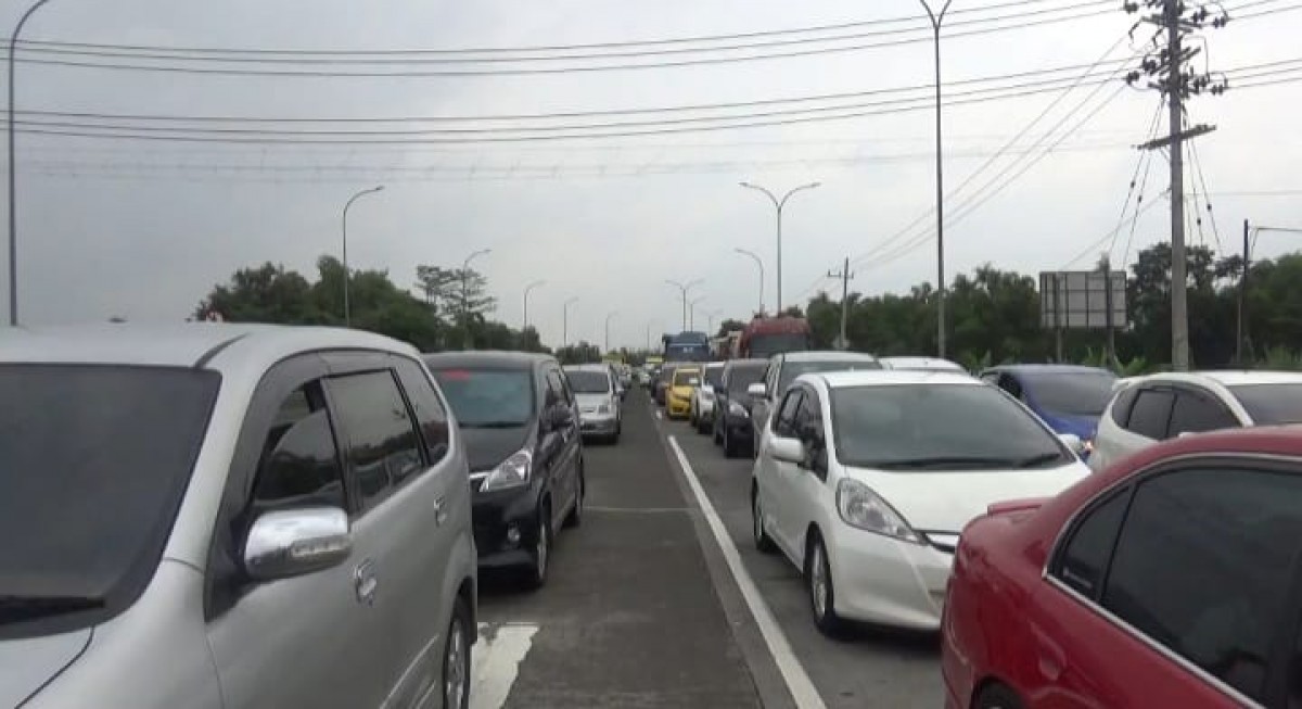 Kepadatan arus lalu lintas yang disebabkan temuan mayat gelandangan di sekitar lokasi jembatan Kayen, Jombang. (foto: Elok Aprianto/jatimnow.com)