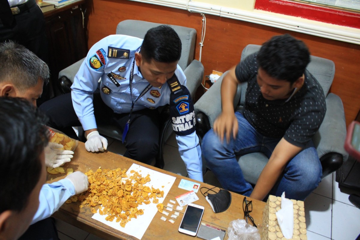 AP (kanan), pengunjung yang mengirim sabu dalam keripik ke Lapas Banyuwangi