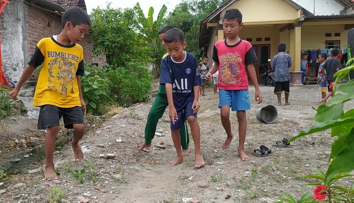 Permainan angkle masih digemaria anak-anak di tengah maraknya game online berbasis teknologi digital. (foto: Elok APrianto/jatimnow.com) 