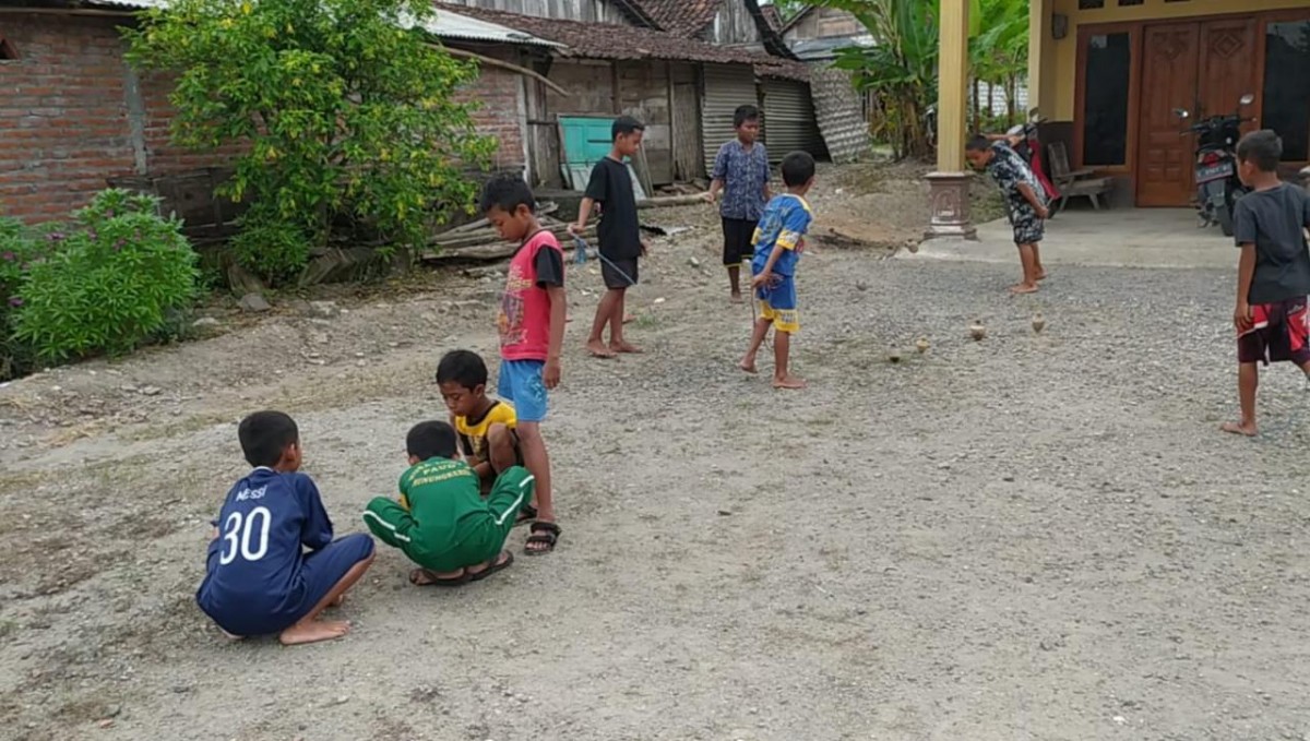 Adu gansing atau gasing menjadi permainan yang mengasyikkan bagi anak-anak di Jombang untuk mengisi liburan. (foto: Elok Aprianto/jatimnow.com)