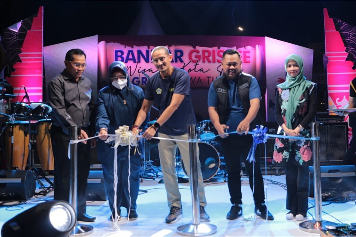 Menteri Sandiaga Uno dan Bupati Gresik Fandi Akhmad Yani saat meresmikan Kawasan Heritage Bandar Grissee (Foto: Humas Pemkab Gresik)