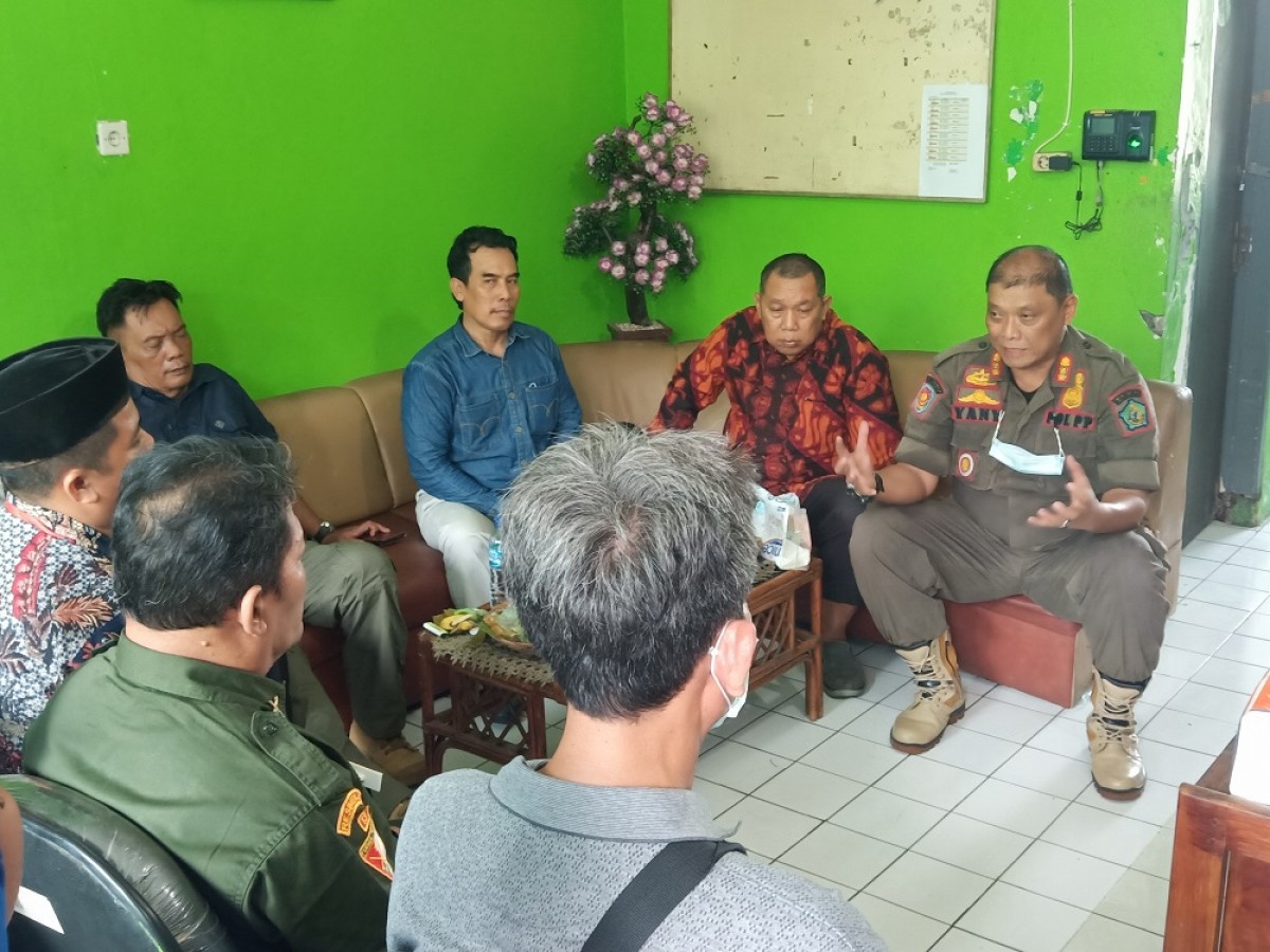 Upaya mediasi oleh Satpol PP dengan pedagang di Kantor Pasar Larangan. (Foto: Zainul Fajar/jatimnow.com)