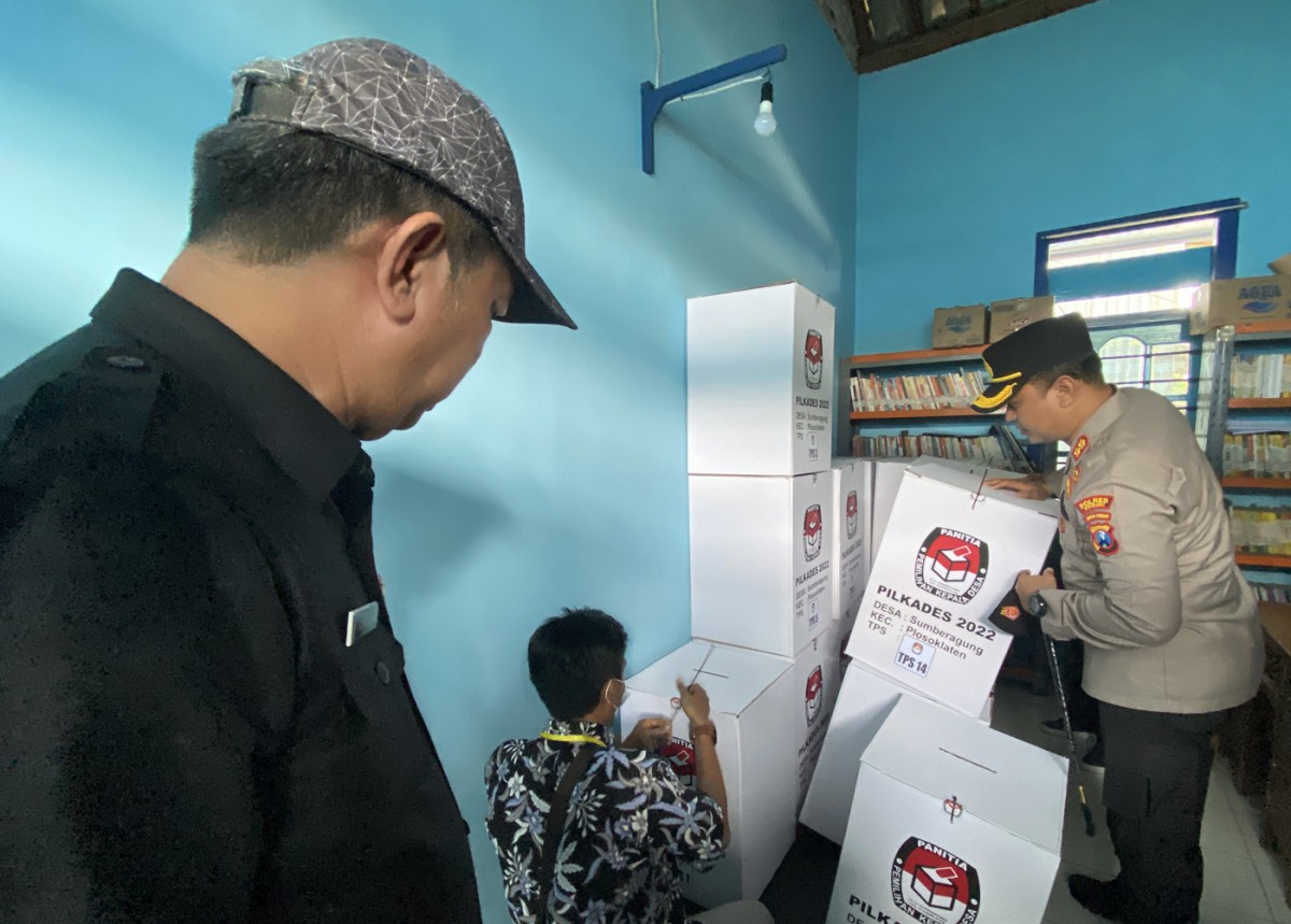 Polres Kediri AKBP Agung Setyo Nugroho melihat isi kotak suara yang tanpa segel. foto: Yanuar Deddy/jatimnow.com)