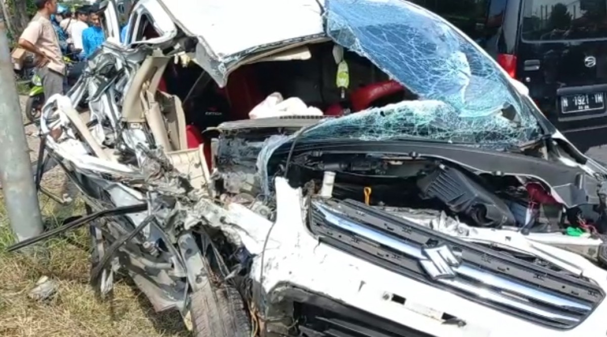 Suzuki Ertiga ringsek usai tabrak truk. (Foto: Hasan Assegaf for jatimnow.com)