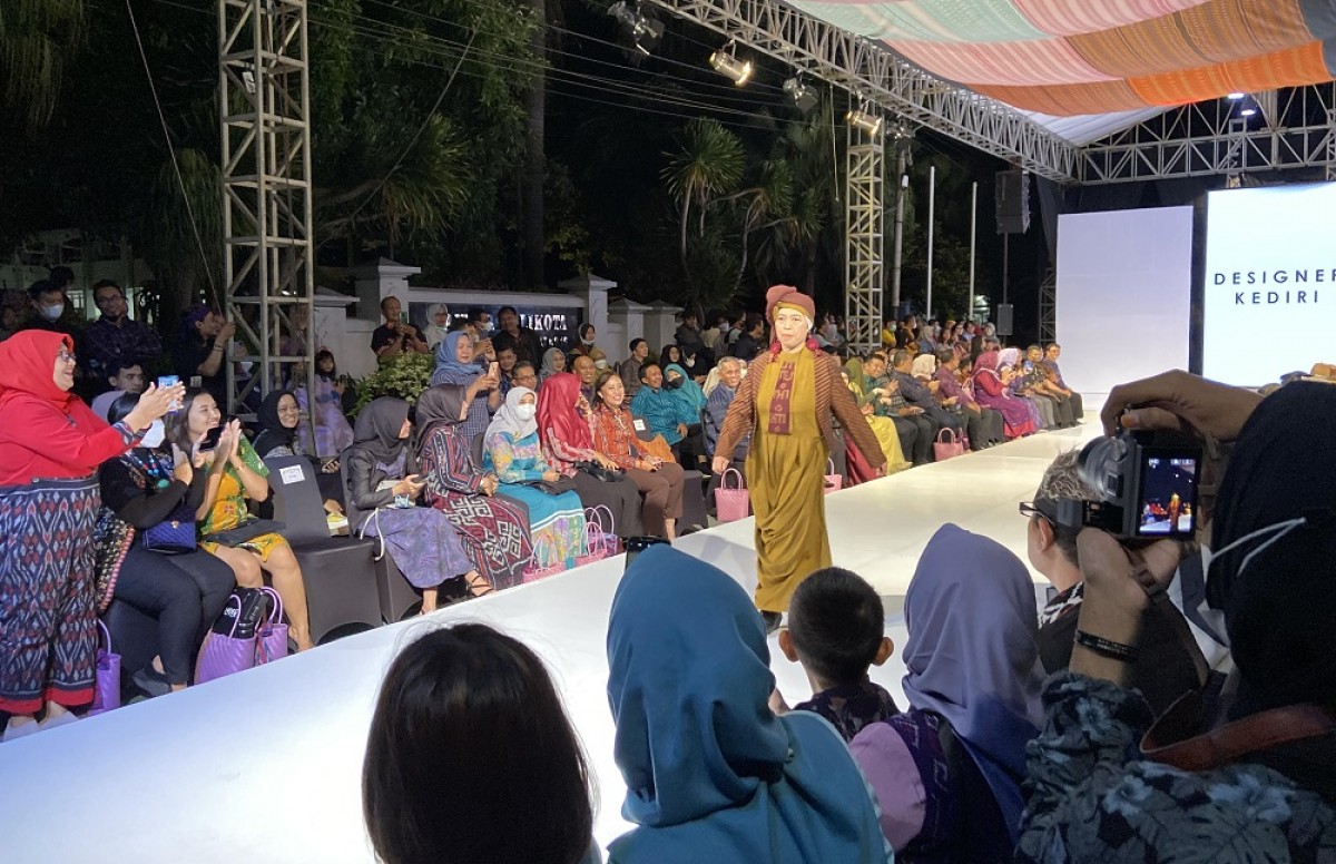 Ruqoyah mengenakan kain tenun dalam acara Dhoho Street Fashion 7. (Foto: Yanuar Dedy/jatimnow.com)