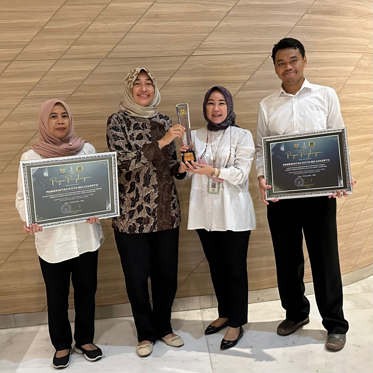 Kadiskomfo Kota Mojokerto ketika menunjukkan KIP Award yang diraih. (Foto: Diskominfo Kota Mojokerto for jatimnow.com)