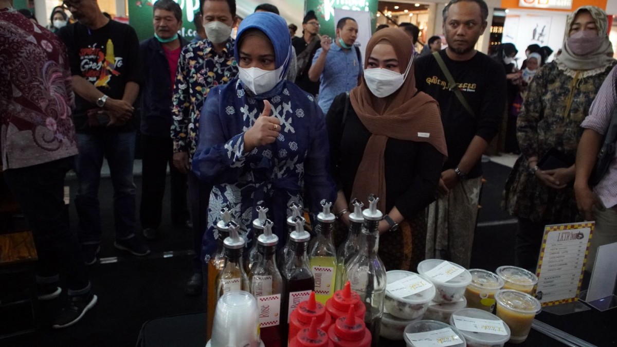 Wali Kota Mojokerto Ika Puspitasari bersama Kadiskopukmperindag Ani Wijaya saat meninjau peserta festival kopi. (Diskominfo Kota Mojokerto for jatimnow.com)
