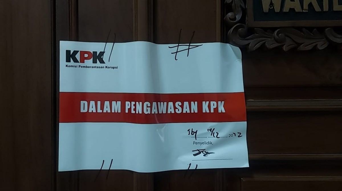 Stiker yang tertempel di depan ruang kerja Sahat Simanjuntak.
