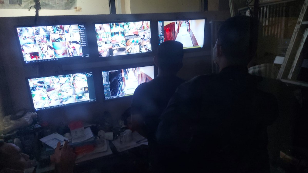 Anggota KPK melakukan pemeriksaan di ruang CCTV Gedung DPRD Jawa Timur.