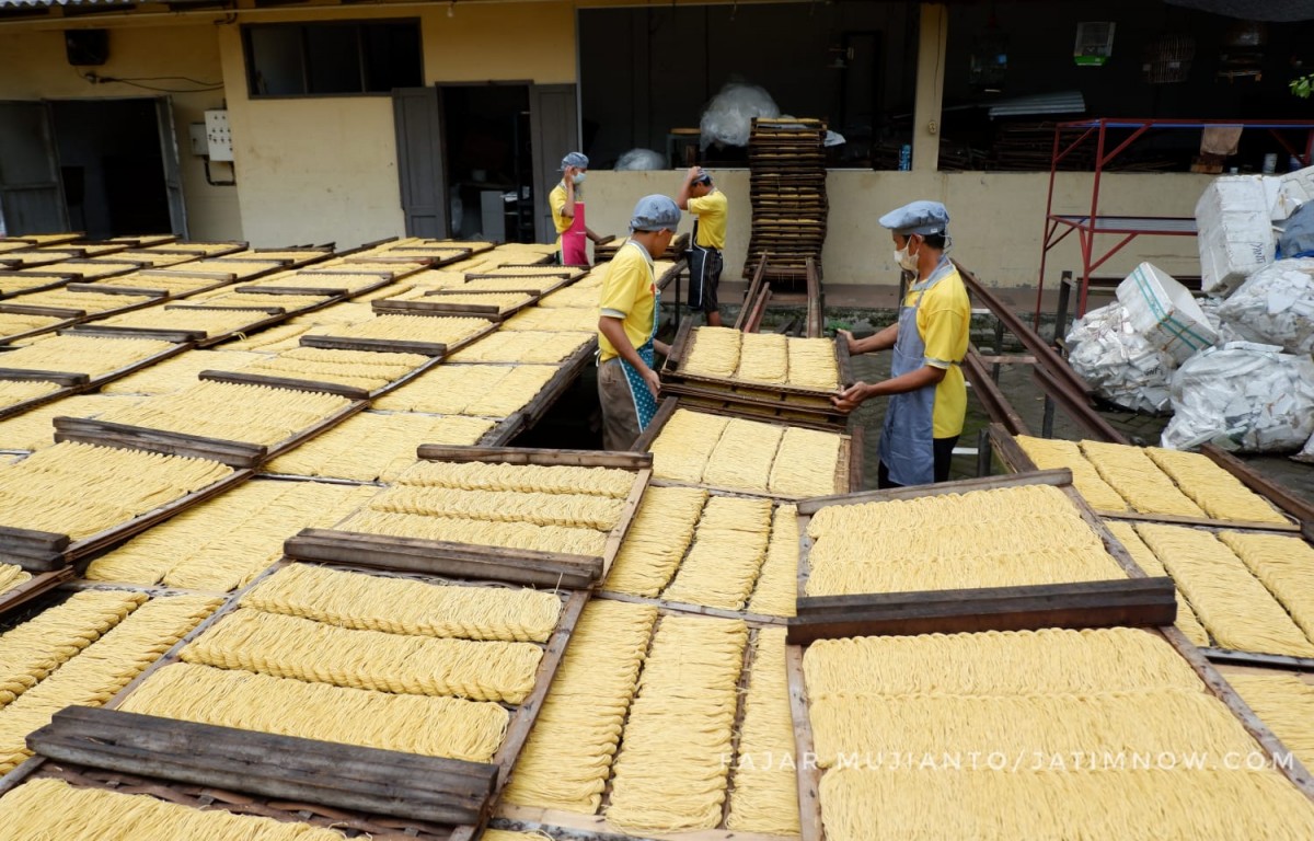 Proses produksi yang memadukan teknologi dan tradisi masih dipertahankan CV Marga Mulya dalam membuat misoa.