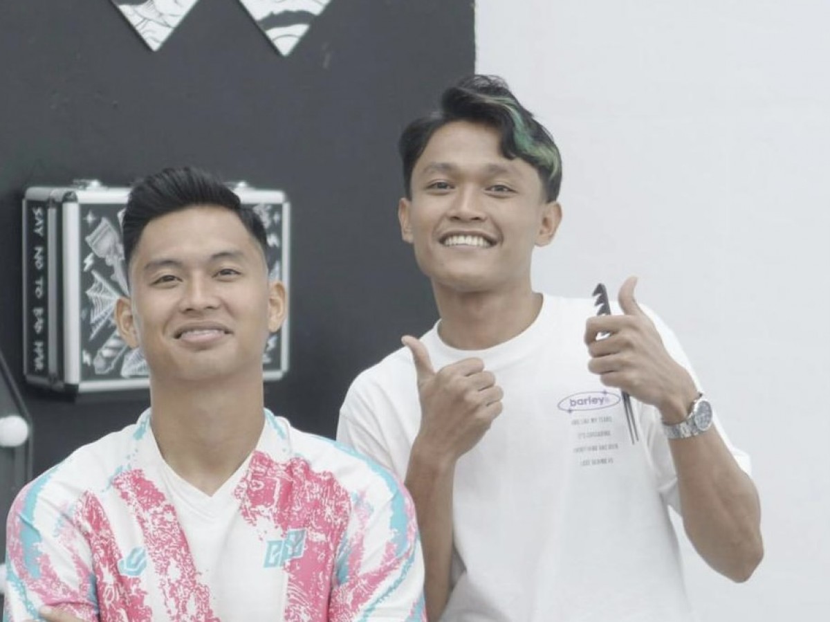 Tukang cukur Wish Eggie Krisnawan bersama Dikri Yusron.