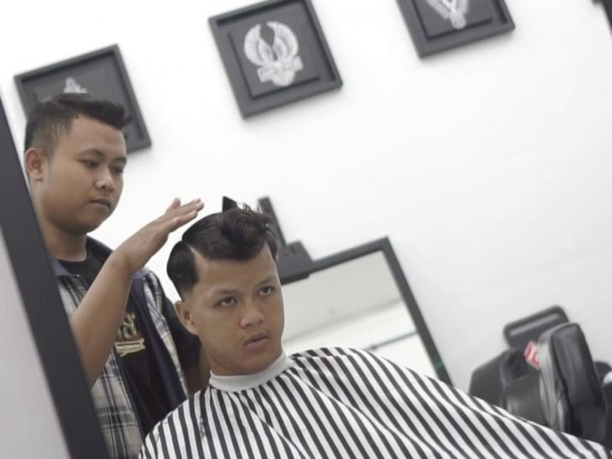 Yudistira sedang menyukur rambu Bayu Otto.