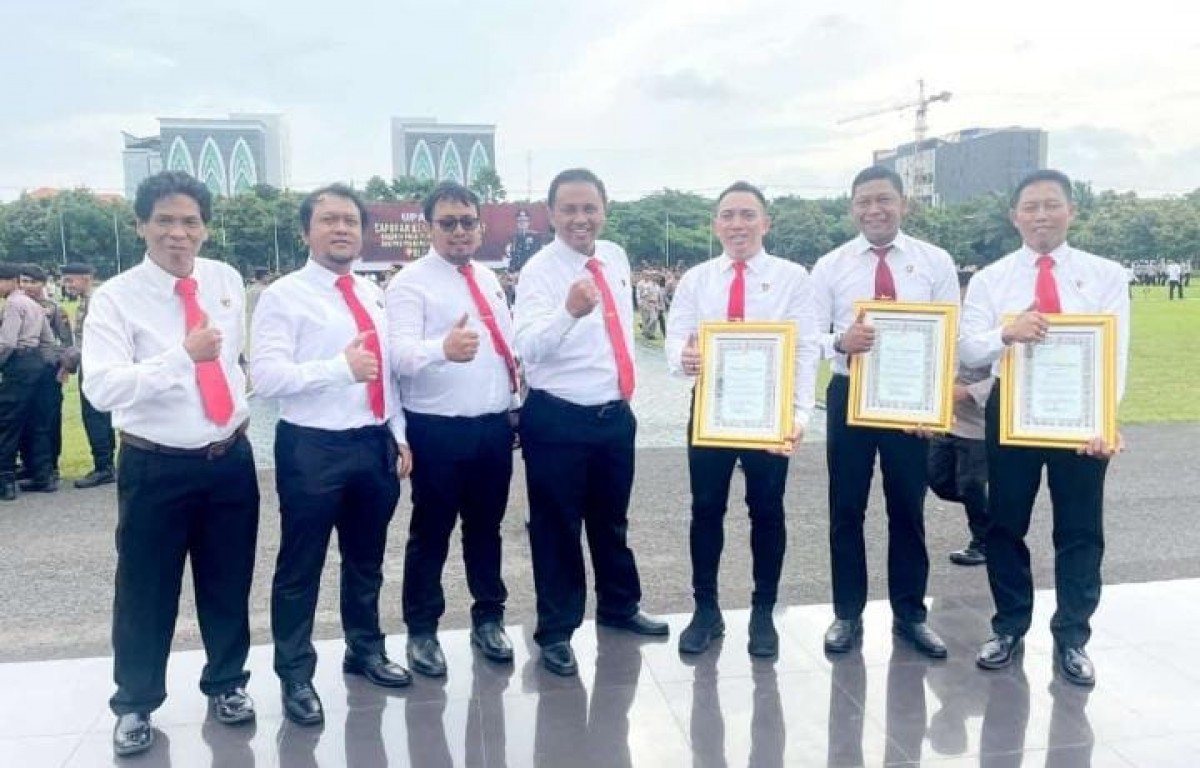 Tim Resmob Polrestabes Surabaya bersama Kasatreskrim, AKBP Mirzal Maulana usai mendapat penghargaan dari Kapolda Jatim.