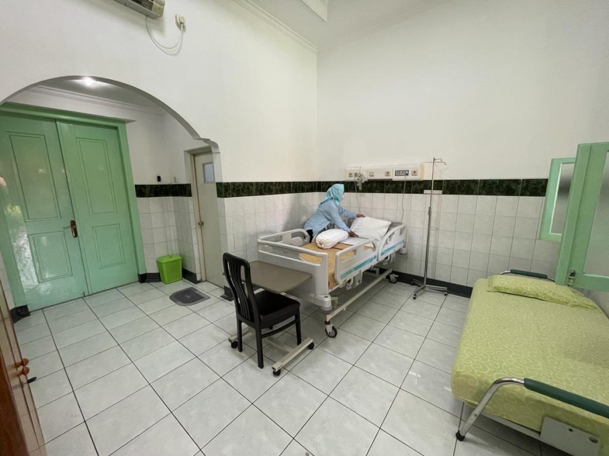 Salah satu perawat saat membersihkan kamar pasien VIP.