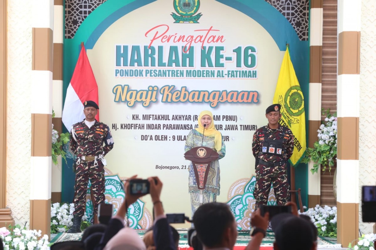 Gubernur Jawa Timur Khofifah Indar Parawansa saat menghadiri Harlah ke-16 Ponpes Al Fatimah dan meresmikan Masjid Kanzul Arsy serta launching Institut Agama Islam (IAI) Al Fatimah. (Foto: Humas Pemprov jatim)