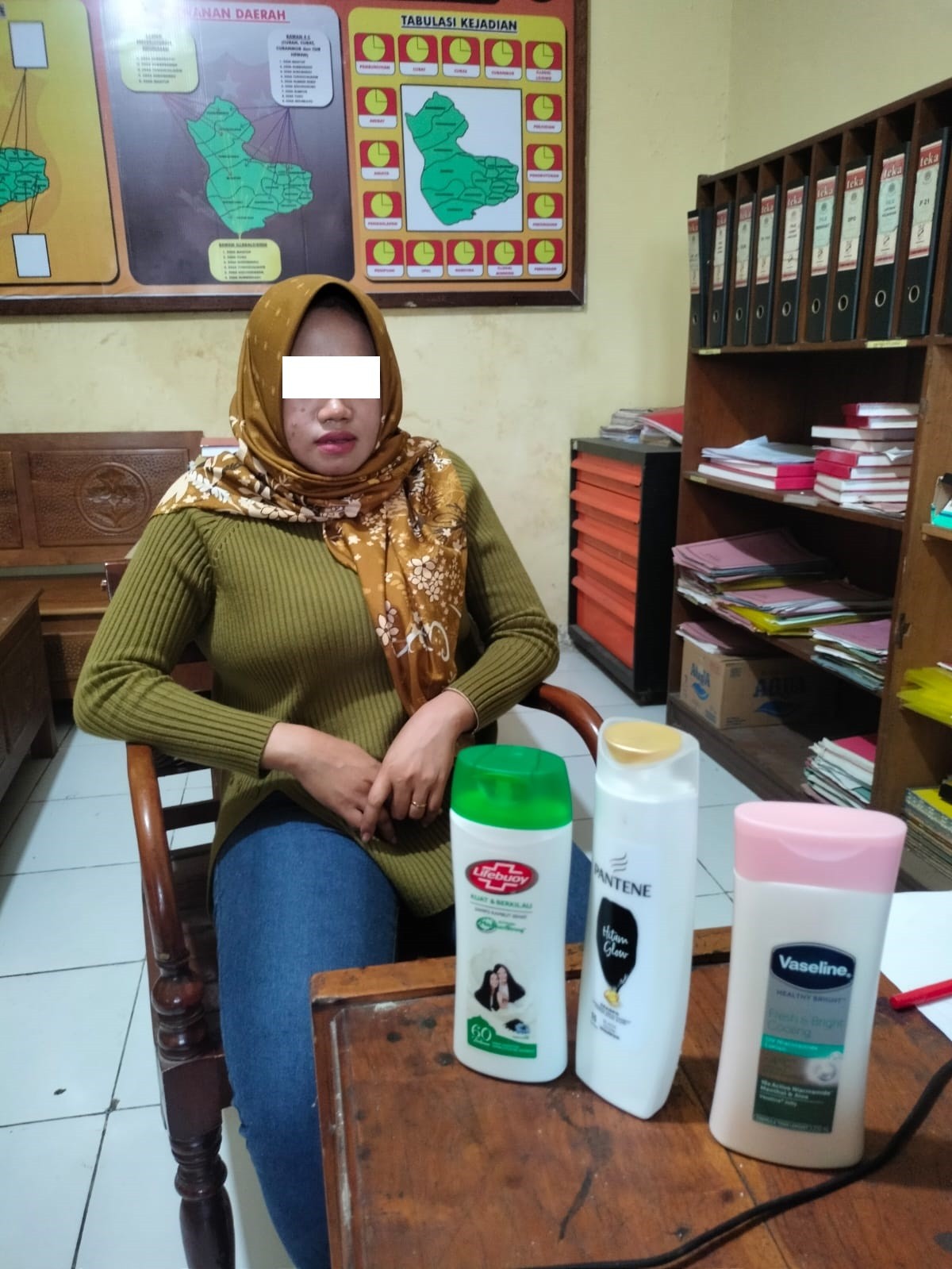 Pelaku pencurian saat diamankan di Polsek setempat. (Foto: Polsek Mantup for jatimnow.com)