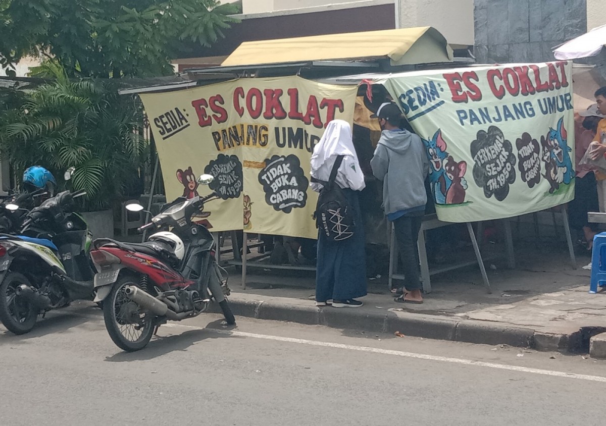 Es Cokelat Tambah Umur 1950 Surabaya (Foto: Rama Indra/jatimnow)