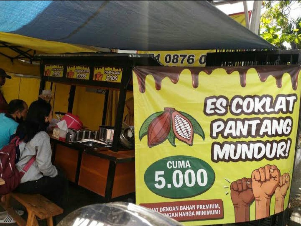 Es Cokelat Pantang Mundur di Jalan Kapas Krampung, Surabaya (Foto: Instagram/@escoklatpantangmundur)