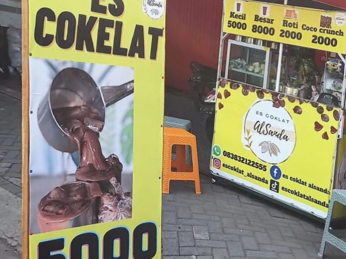 Es Cokelat Al Sanda di Jalan H. Moh. Noer No.244, Kedung Cowek, Surabaya (Foto: Instagram/@escoklat_alsanda)