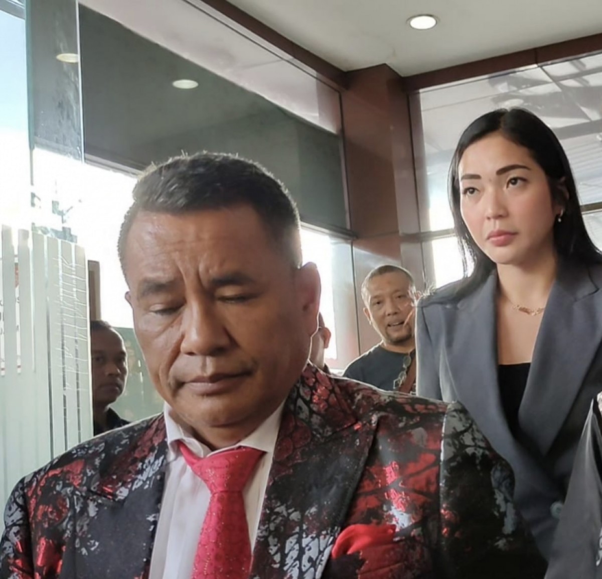 Hotman Paris bersama asisten pribadinya di Polda Jatim. (foto: Zain Ahmad/jatimnow.com)