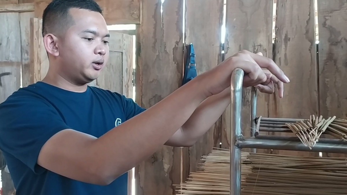 Fachrur Rohman, perajin dupa yang ada di Desa Bawangan, Kecamatan Ploso, Jombang. (Foto: Elok Aprianto/jatimnow.com)